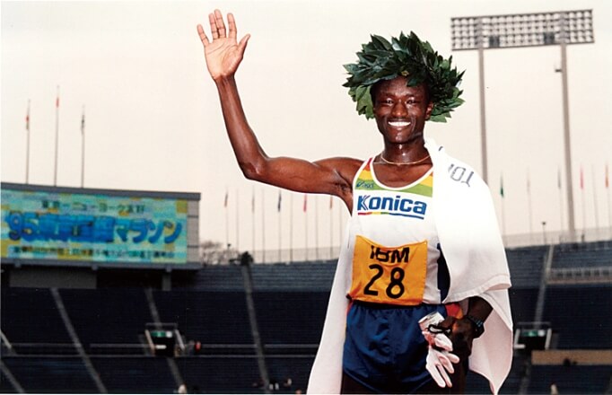 1995年東京国際マラソンで優勝したエリック・ワイナイナ。