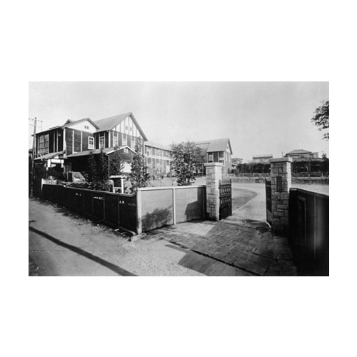 Konishi Professional School of Photography (present-day Tokyo Polytechnic University) is established