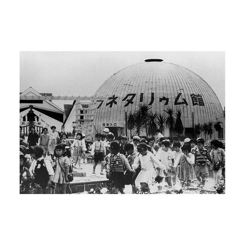 The company’s first planetarium unit is completed and opened to the public a year later at a science exposition held in Hanshin Park