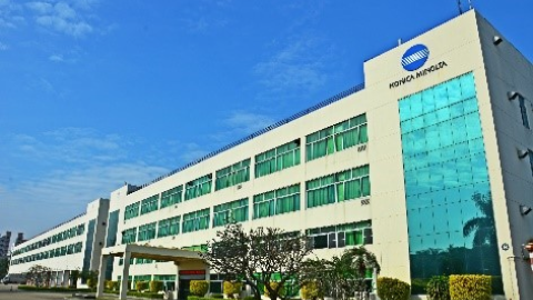 The white plant building of Konica Minolta Business Technologies (Dongguan) under a blue sky