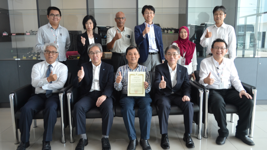 Group photograph with the certificate