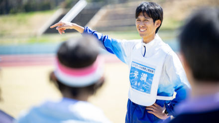 A jogging class led by members of the Konica Minolta track and field team