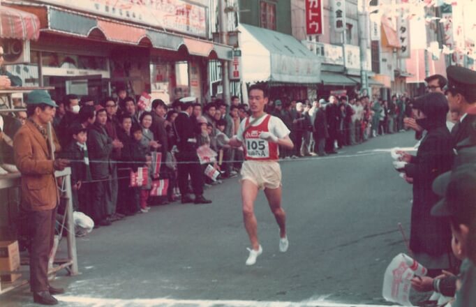 1974年奥武蔵駅伝では、小西六Aチームが2位に。 写真はアンカーの原嘉則。