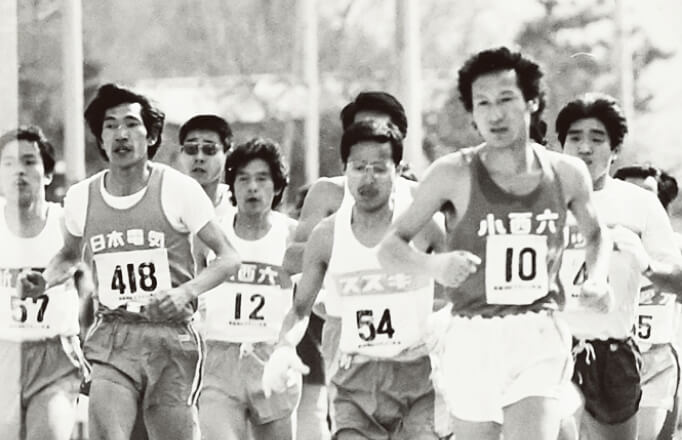 1977年青梅マラソンでは味沢善朗（ゼッケン10） が優勝を果たす。