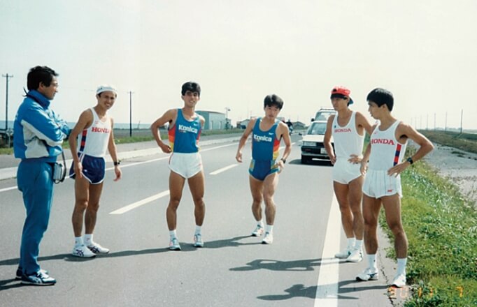 1989年網走合宿にて、Honda陸上競技部の選手と合同で42.195km走に挑む佐藤敏信（中央左）と井上浩司（中央右）。