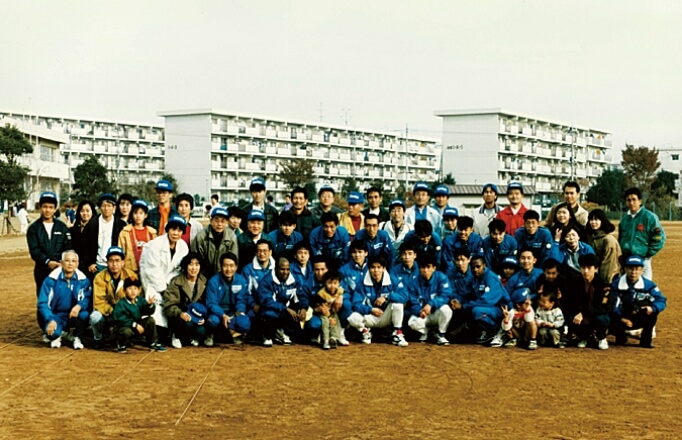 1990年東日本駅伝、レース応援者との集合写真。