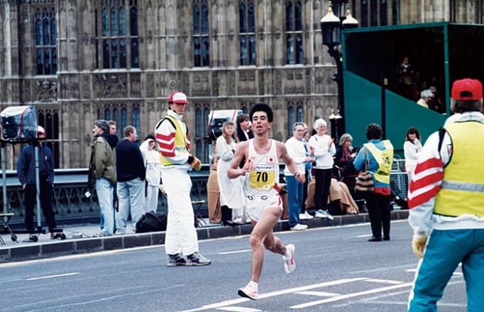 1990年ロンドンマラソンで力走する佐藤敏信。