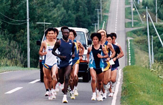 1997年網走合宿の様子。アップダウンの多い難コースは、ワイナイナのオリンピックメダル獲得にちなんで「オリンピアンロード」と呼ばれた。