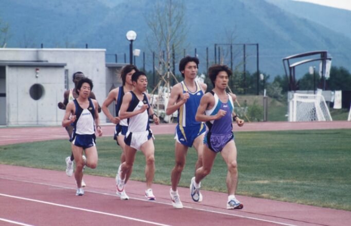 1998年、強化合宿に取り組む入社1年目の松宮兄弟。3番手を走る祐行と、5番手の隆行（長野県菅平高原）。