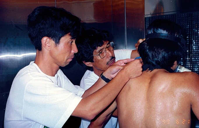 1999年に科学的トレーニングを導入。選手の血液データを採取している佐藤敏信ヘッドコーチ。