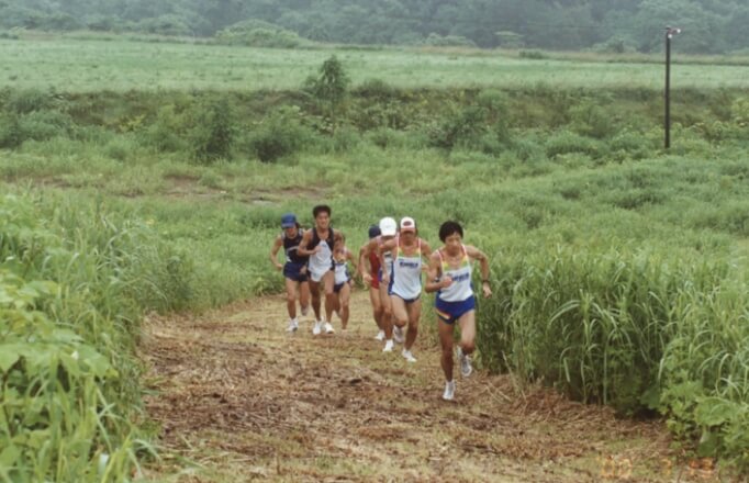 1999年夏の強化合宿。牧場にクロカンコースを作り、脚力強化に取り組む選手たち（北海道八雲町）。