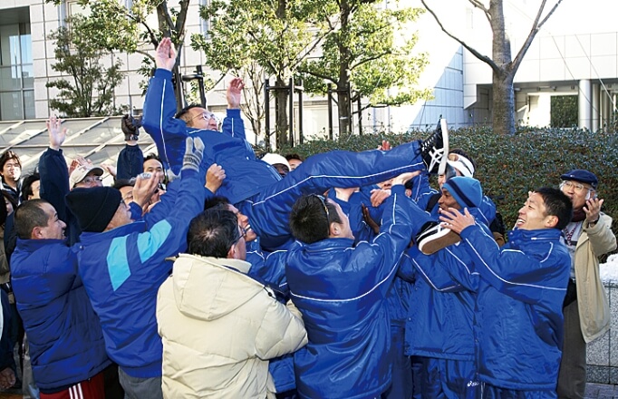 2005年全日本駅伝で2年ぶりの優勝を果たし胴上げされる酒井勝充監督。
