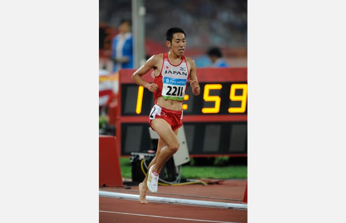 2008年北京五輪5000m予選で左のシューズが脱げてしまった松宮隆行は、それでも懸命にゴールを目指した。（写真提供：フォート・キシモト）
