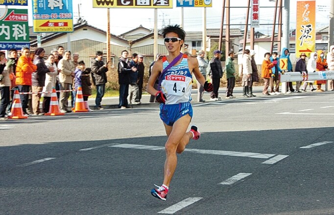 2010年全日本駅伝にて最長22.3kmのエース区間、第4区を走る黒﨑拓克。