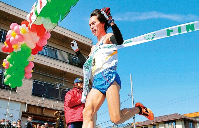 2013年青梅マラソン、1時間30分21秒で優勝した伊藤正樹は、33年ぶりに大会記録を更新。（写真提供：報知新聞社）