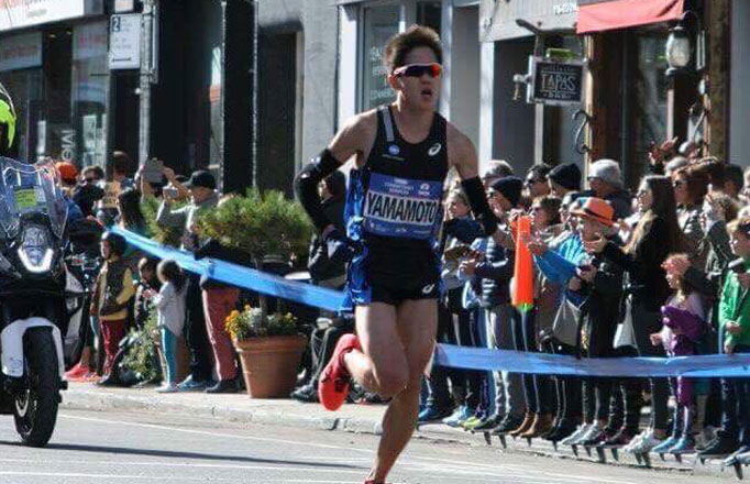 2016年ニューヨークシティマラソン。第2集団の中で粘った山本浩之は、日本人男子としては同大会過去最高の4位で入賞。（写真提供：ゲッティ＝共同）