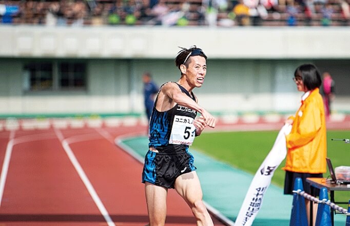 2019年東日本駅伝で2位に38秒差をつけゴールする野口拓也。チーム一丸となり、5年ぶりの優勝を果たした。