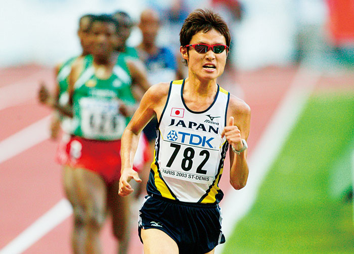 2003 年パリ世界陸上で10000mを走る坪田智夫。（写真提供：フォートキシモト）