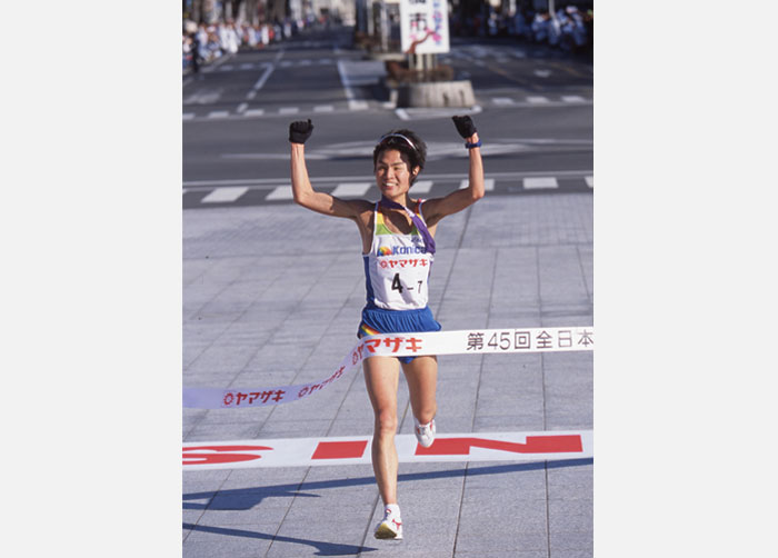 2001年全日本駅伝で初優勝のゴールテープを切る坪田智夫（写真提供：フォートキシモト）