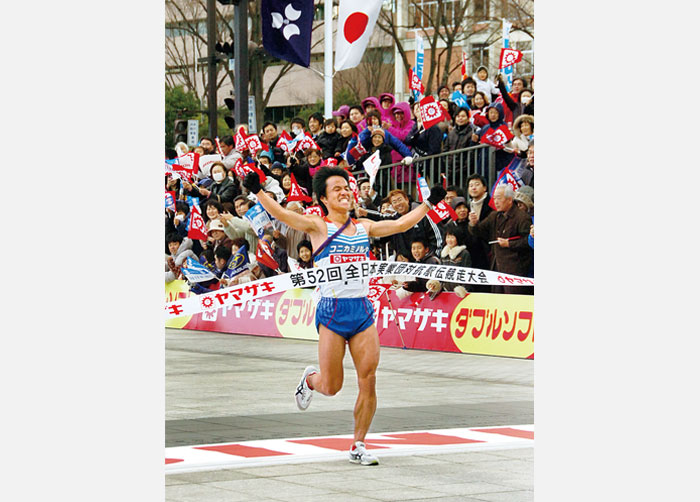 2008年全日本駅伝で両手を広げて優勝のゴールテープをきる磯松大輔。