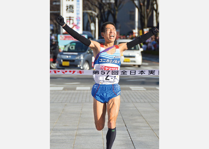 2013年全日本駅伝で5年ぶりに日本一に輝き、松宮隆行喜びのゴール。