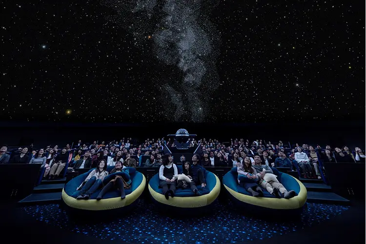 ドームの天井いっぱいに広がる満点の星空