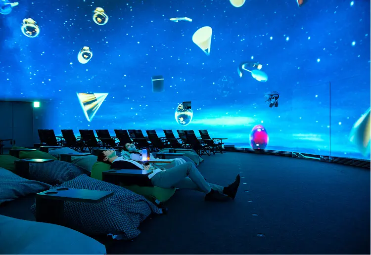 旧来のプラネタリウムとは違う、映像、音楽、空間どれもが別次元の体験