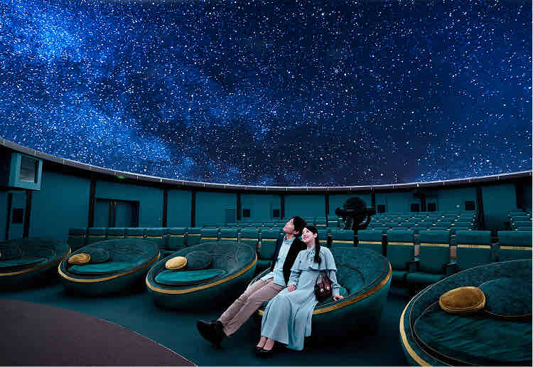 旧来のプラネタリウムとは違う、映像、音楽、空間どれもが別次元の体験