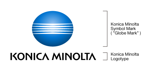 シンボルマーク（＝グループマーク）とロゴタイプ。シンボルマークは青い楕円形の中央に五本の白いラインが水平に引かれている。その下にあるロゴタイプは英語表記で、KONICA MINOLTAと全て大文字で書かれている。