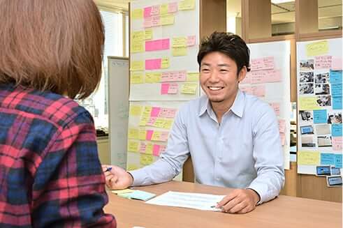 池田万寿巳が打合せをしている写真です。