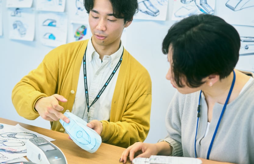 デザイナーがモックアップの細部について議論している様子
