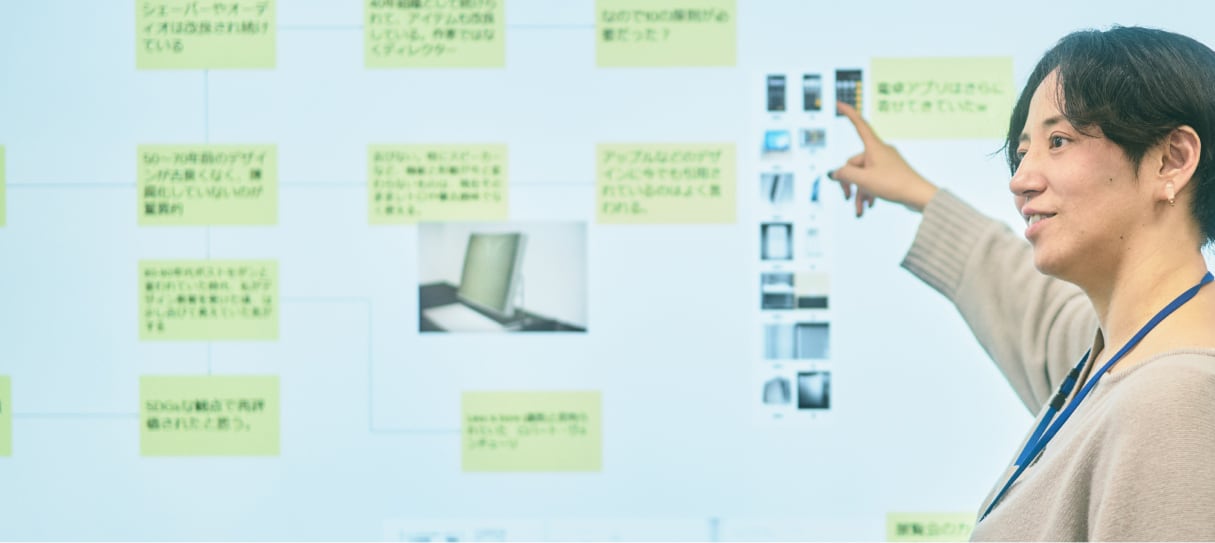デザインの解剖の中で、議論、発表しているデザイナーの様子