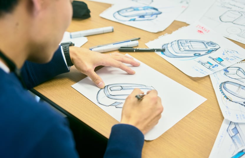 デザイナーが手描きでアイデアをスケッチしている様子