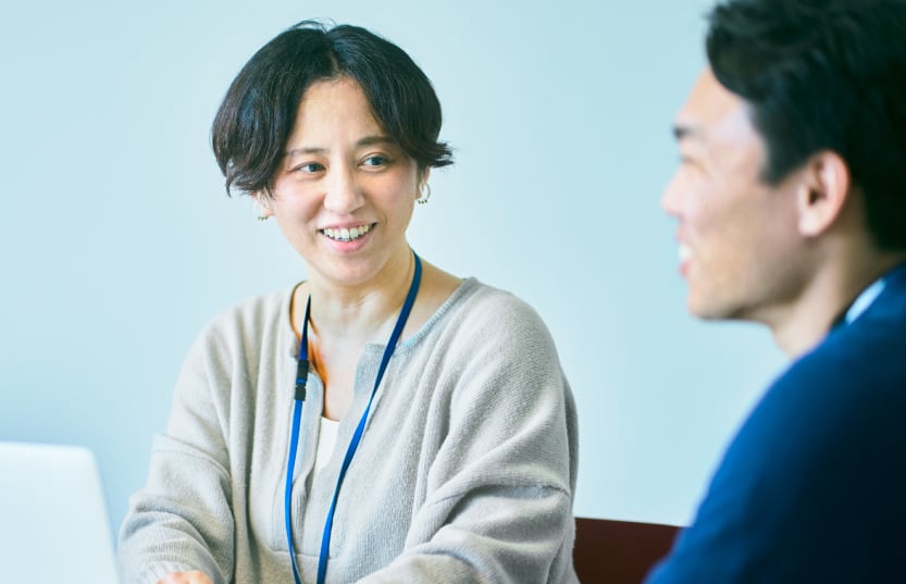 アイデアについて対話しているデザイナーの様子