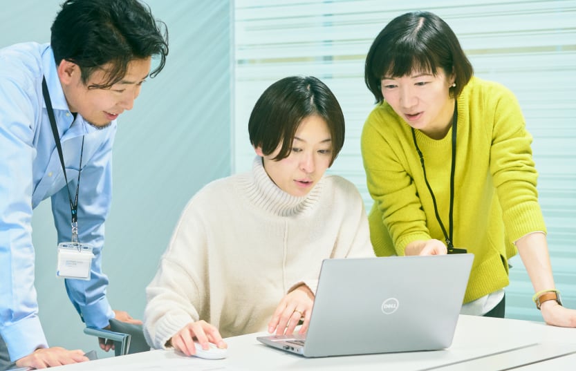 開発メンバーが BLUE の更新について議論する様子