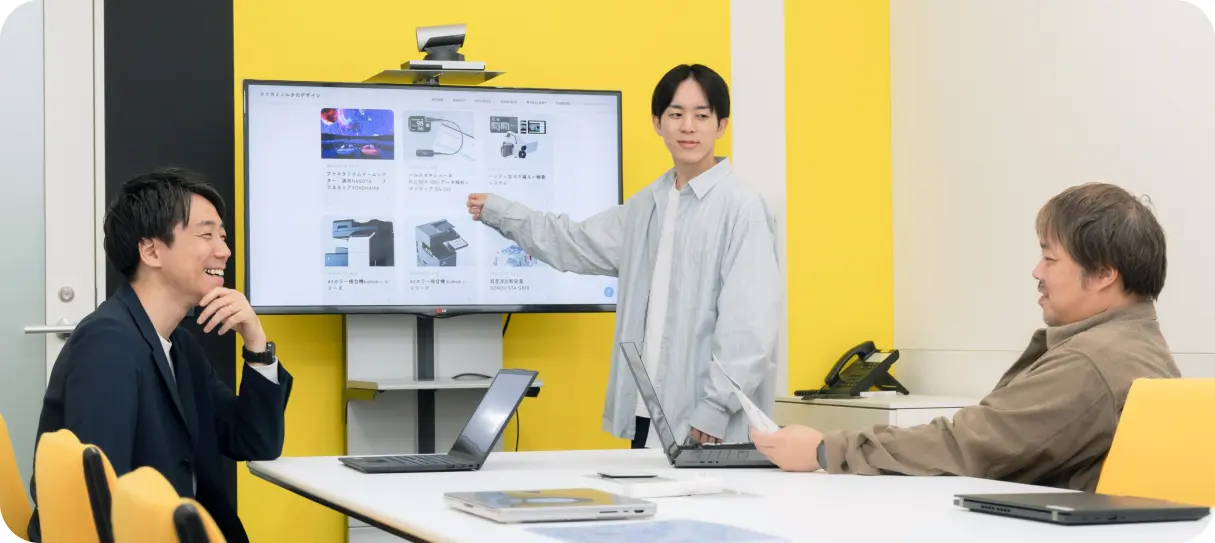 Digital Media Group Webガバナンスチームでウェブサイトの検討をしている様子