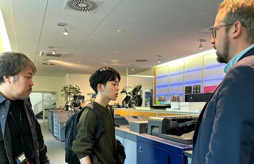 欧州出張で海外チームの状況をヒアリングしている様子