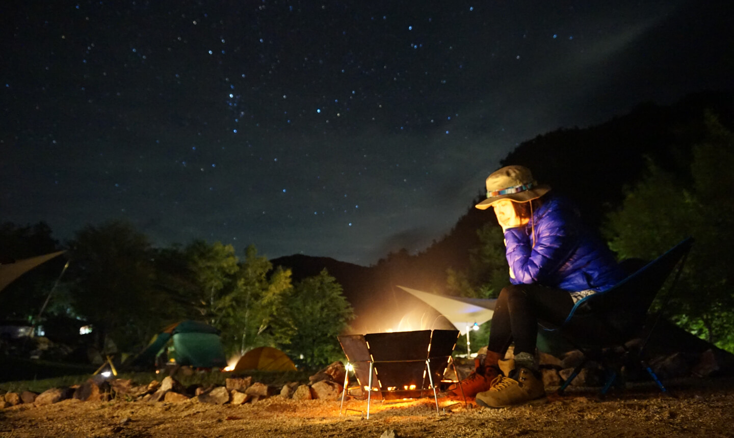 写真：本物の星空のしたでキャンプをしている様子
