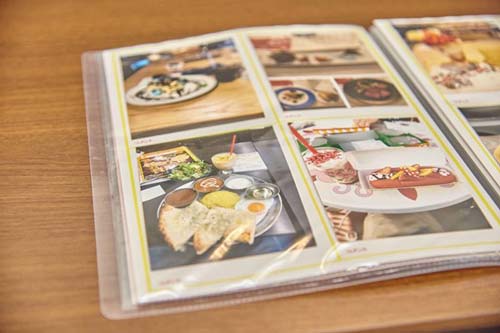 撮影した料理の写真とお店にいった時の日付と感想をきれいにまとめた写真集