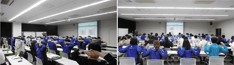 広い部屋参加者がストレッチをしている様子