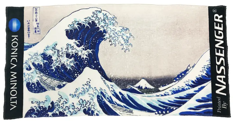 葛飾北斎《冨嶽三十六景 神奈川沖浪裏》をデザインしたプリントタオル。O‘BROBEにより発色の難しい色も鮮やかに表現
