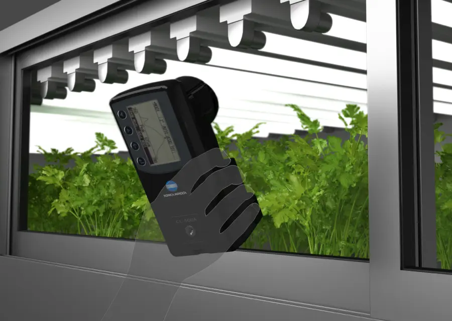 植物工場での照度管理や光合成有効光量子密度（PPFD）の測定に用いられる様子
