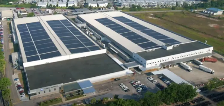 屋根一面に太陽光発電パネルを敷き詰めたコニカミノルタビジネステクノロジーズ（マレーシア）社の工場を上空から見た写真