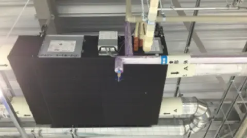 黒い箱型の直膨コイル式全熱交換器の写真