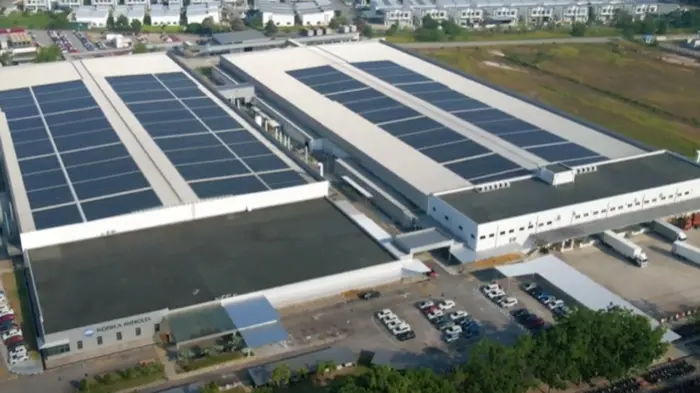 屋根一面に太陽光発電パネルを敷いたコニカミノルタビジネステクノロジーズ（マレーシア）社の工場を上空から見た写真