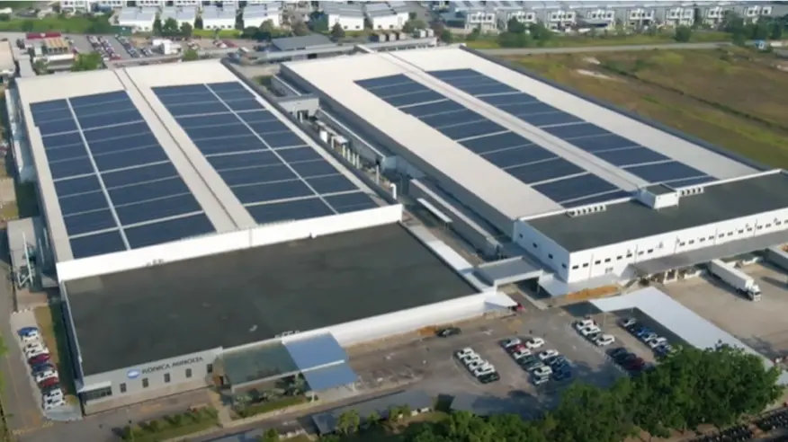 屋根一面に太陽光発電パネルを敷き詰めたコニカミノルタビジネステクノロジーズ（マレーシア）社の工場を上空から見た写真