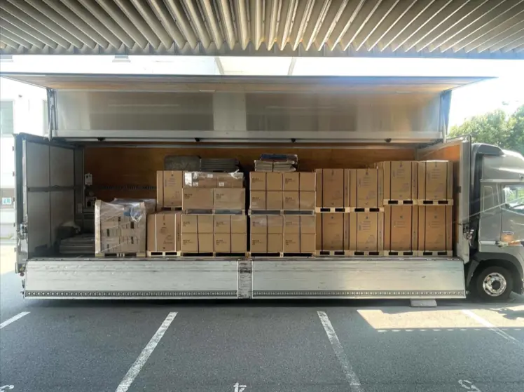 トラックの荷台に、パレットに載せた段ボール箱を隙間なく積み込んだ写真