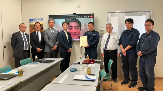 オンライン参加者を交えた会議室での達成確認会議の様子