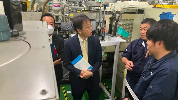 製造現場で設備を確認する様子