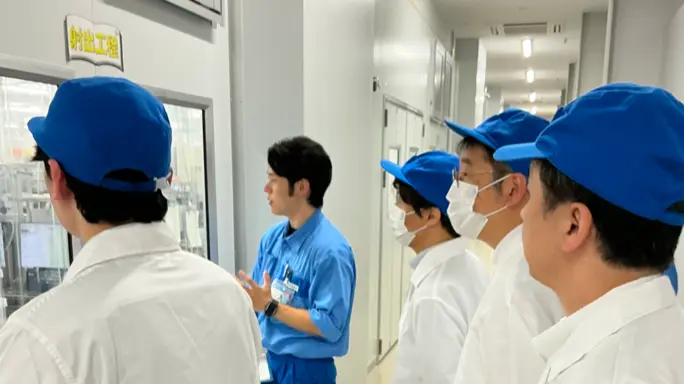 参加者が集まり説明を受ける様子